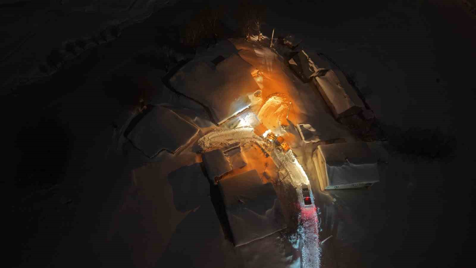 Muş’ta köy yollarında gece mesaisi: Ekipler 7/24 sahada
Muş’ta köy yollarında gece mesaisi: Ekipler 7/24 sahada