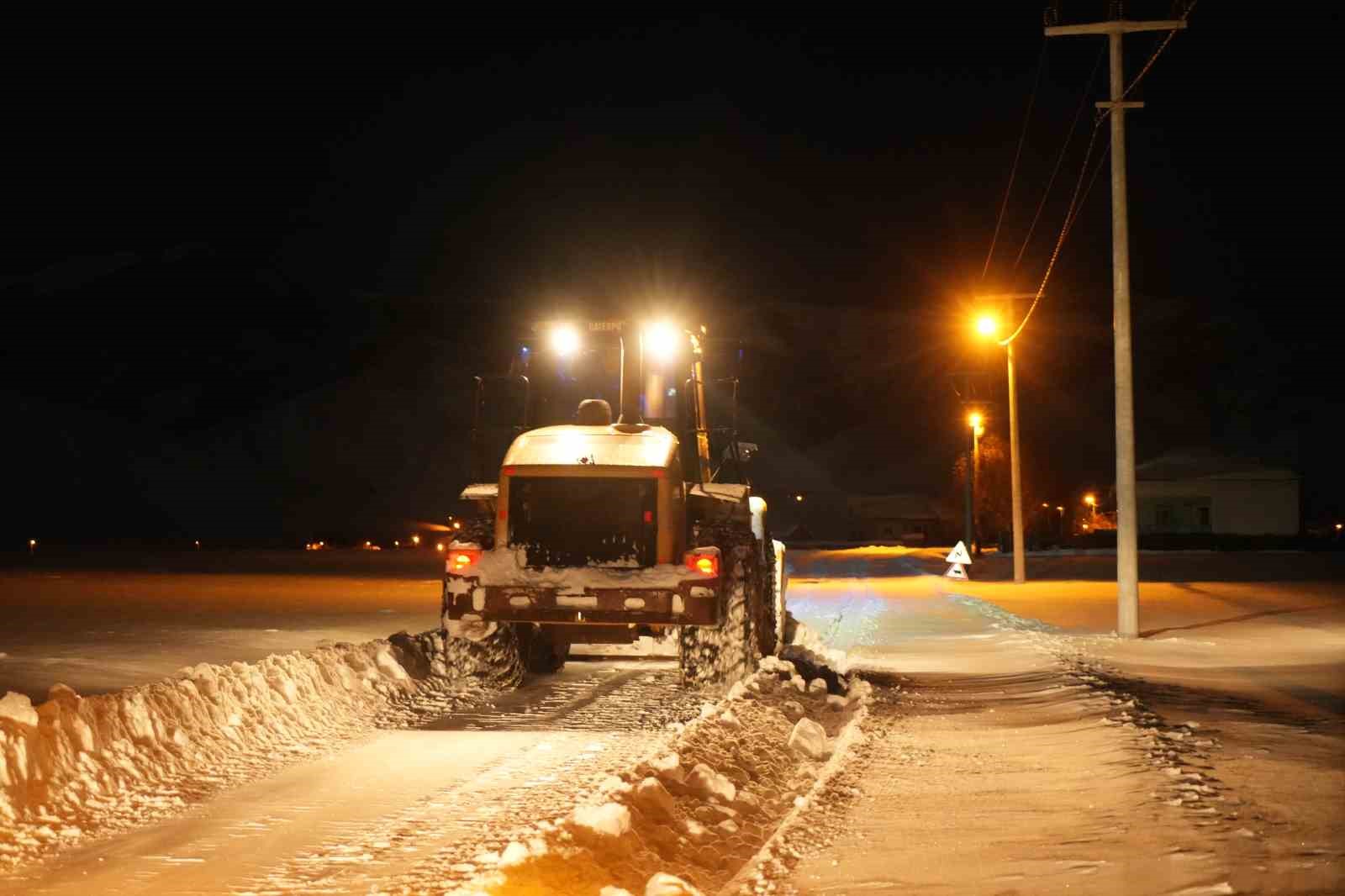 Muş’ta köy yollarında gece mesaisi: Ekipler 7/24 sahada
Muş’ta köy yollarında gece mesaisi: Ekipler 7/24 sahada