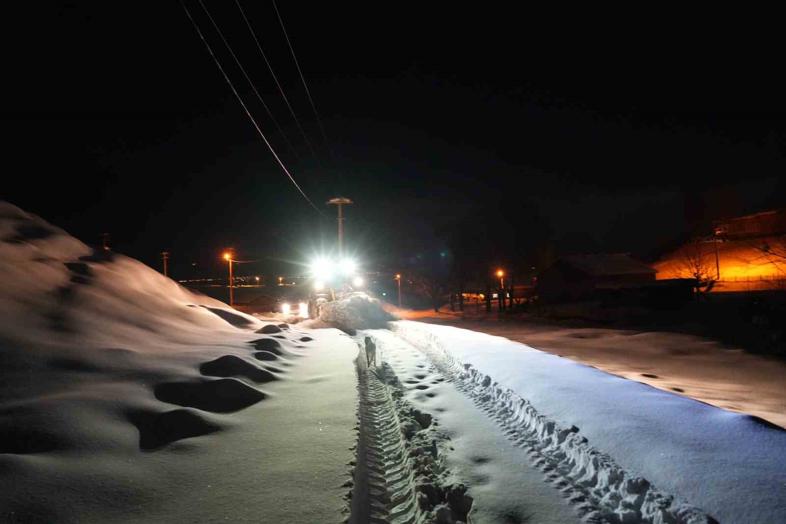 Muş’ta köy yollarında gece mesaisi: Ekipler 7/24 sahada
Muş’ta köy yollarında gece mesaisi: Ekipler 7/24 sahada