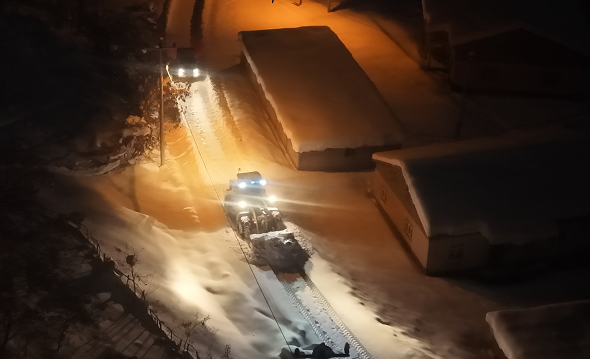Muş’ta köy yollarında gece mesaisi: Ekipler 7/24 sahada
Muş’ta köy yollarında gece mesaisi: Ekipler 7/24 sahada