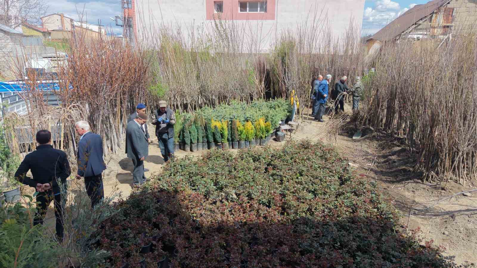 Muş’ta meyve fidanları satışa çıkarıldı
