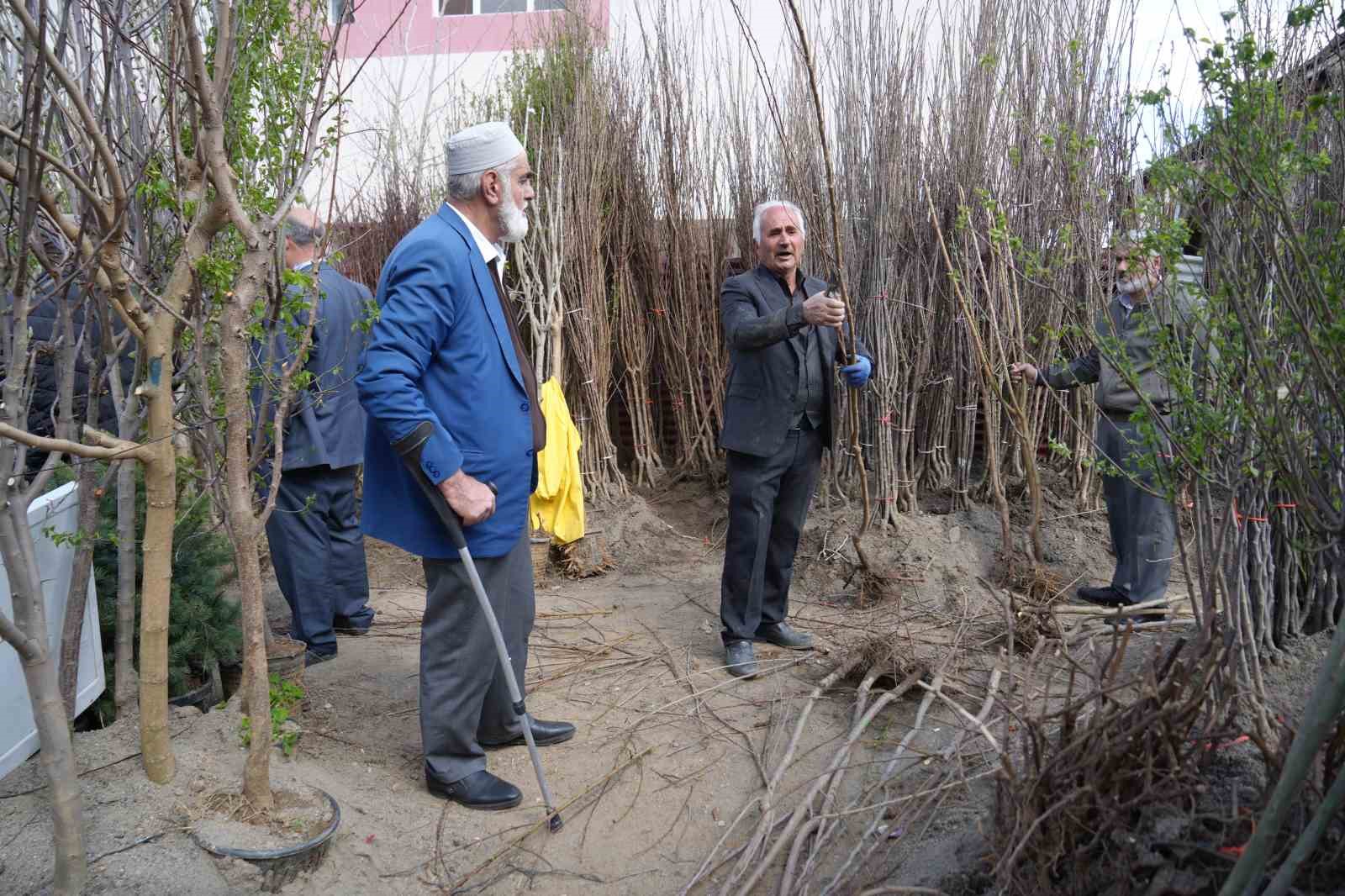 Muş’ta meyve fidanları satışa çıkarıldı
