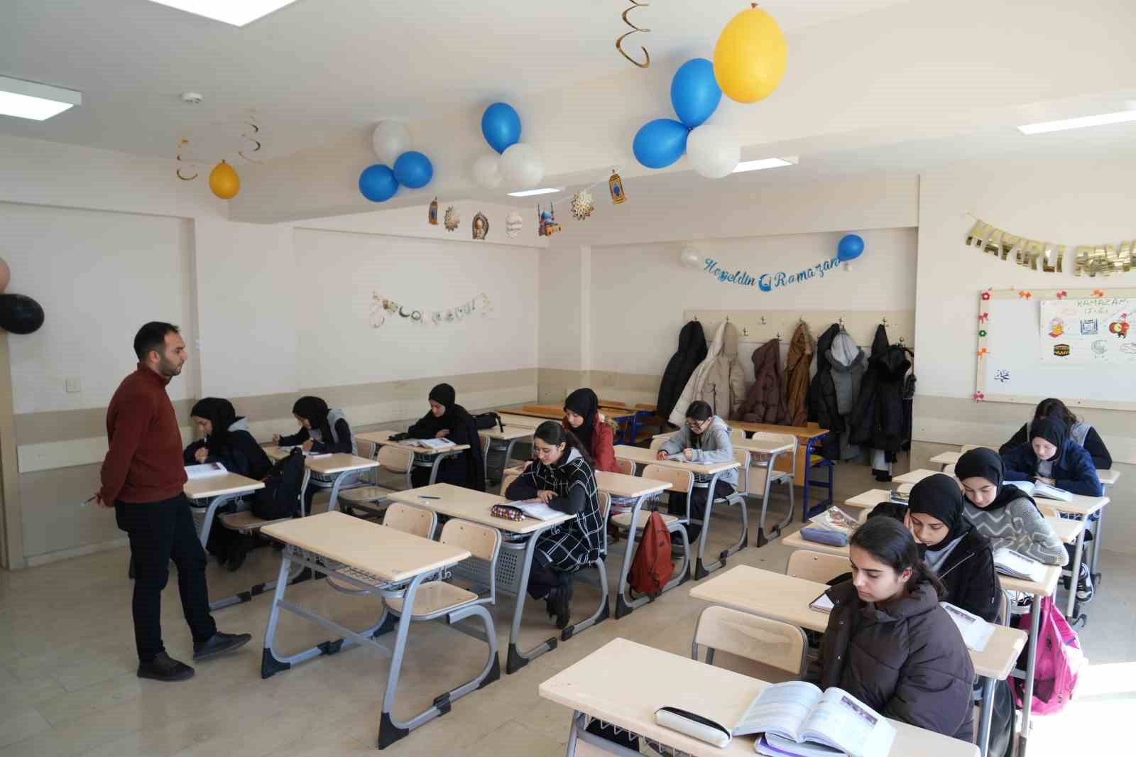 Muş’ta öğrencilerden Ramazan’a özel sınıf ve okul süslemesi
