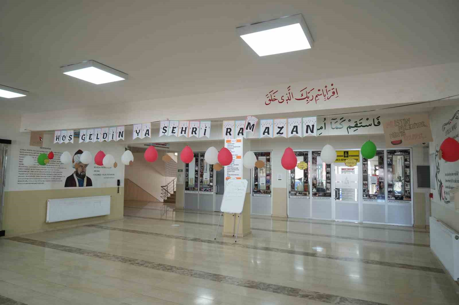 Muş’ta öğrencilerden Ramazan’a özel sınıf ve okul süslemesi
