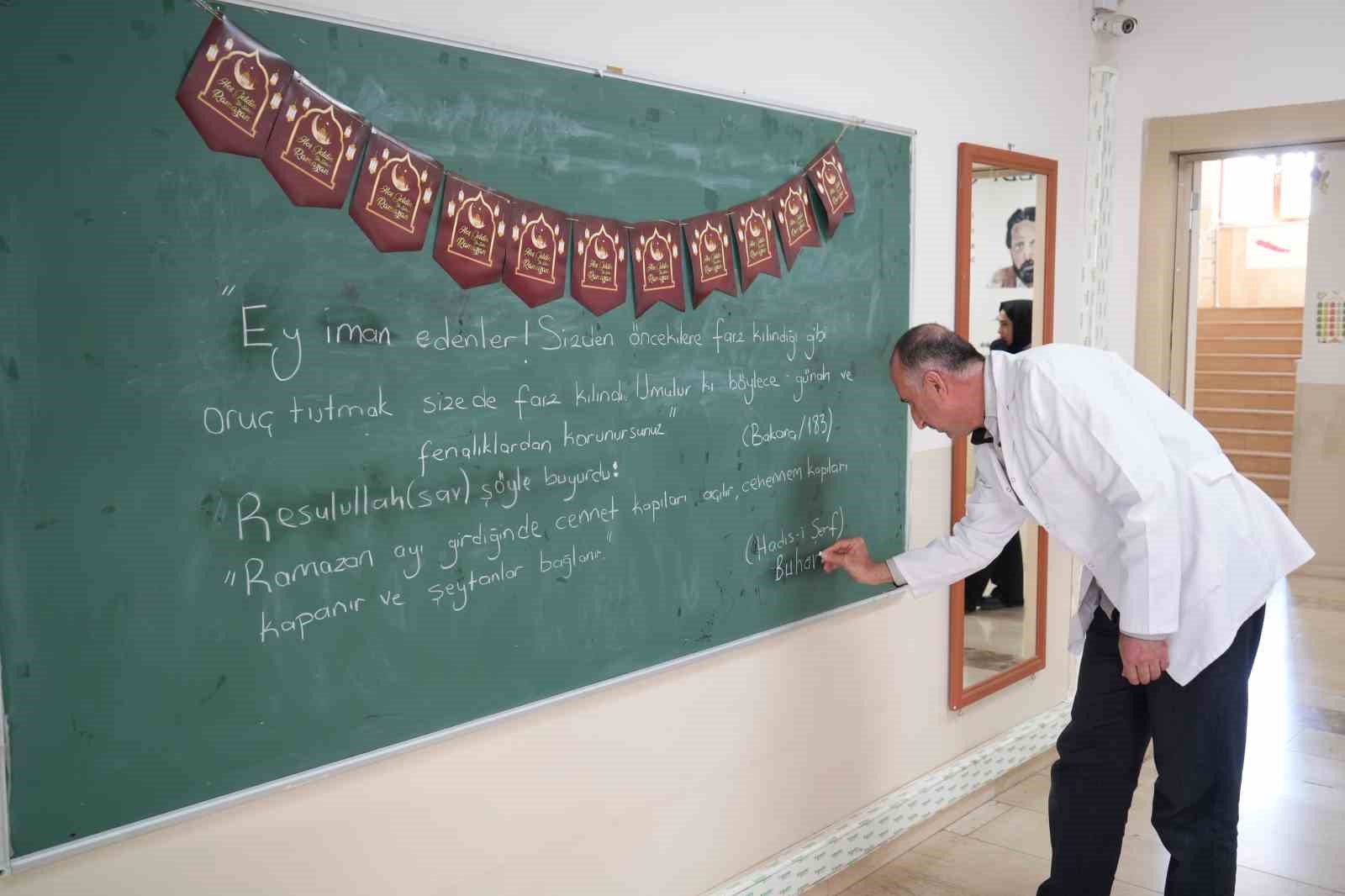 Muş’ta öğrencilerden Ramazan’a özel sınıf ve okul süslemesi
