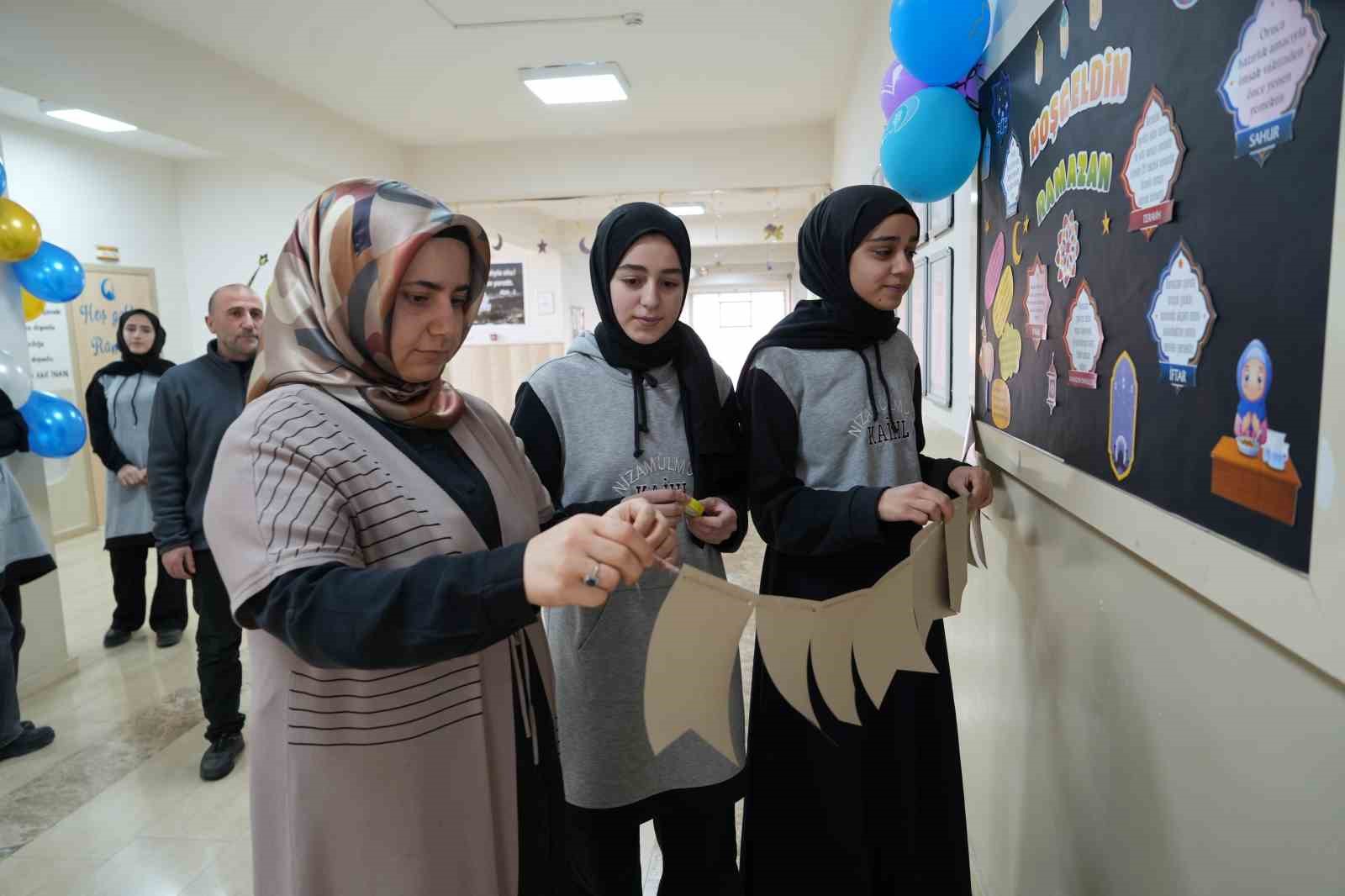 Muş’ta öğrencilerden Ramazan’a özel sınıf ve okul süslemesi
