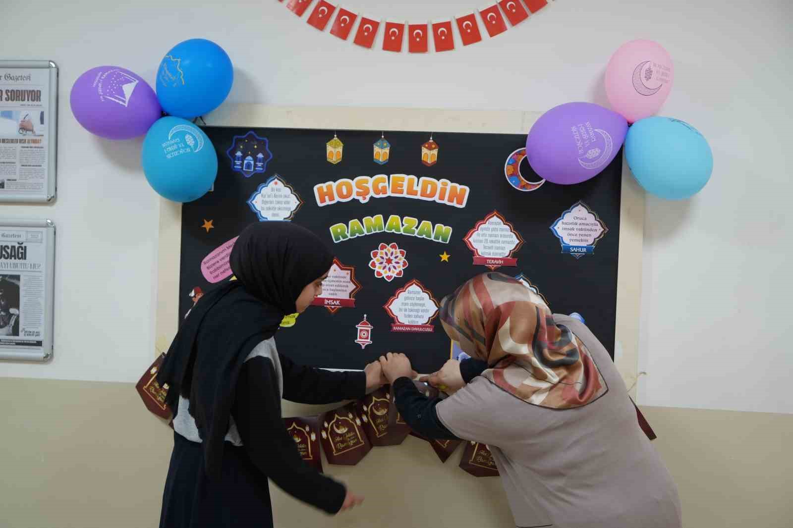 Muş’ta öğrencilerden Ramazan’a özel sınıf ve okul süslemesi
