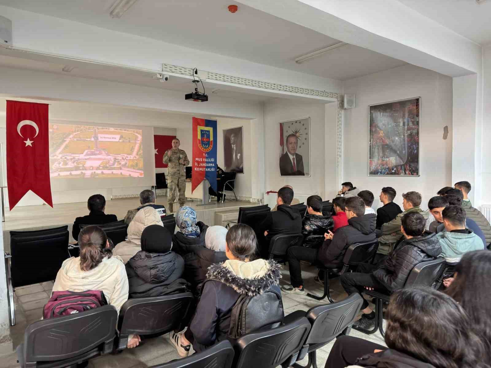 Muş’ta öğrencilere Jandarma Teşkilatı’nın tanıtımı yapıldı
Muş’ta öğrencilere Jandarma Teşkilatı’nın tanıtımı yapıldı