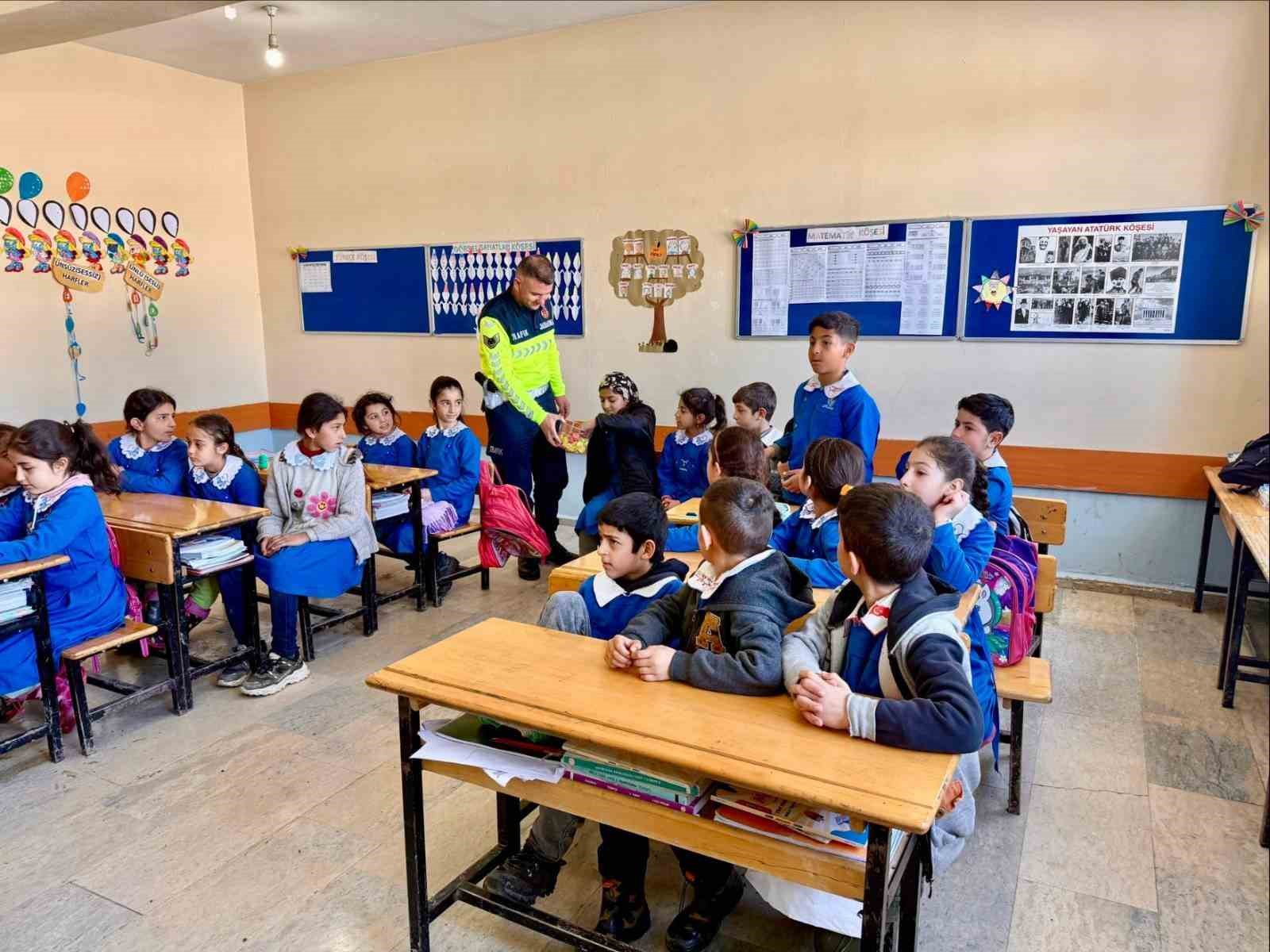 Muş’ta öğrencilere jandarmadan trafik eğitimi
