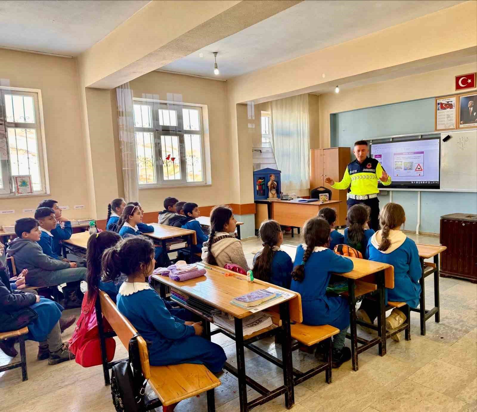 Muş’ta öğrencilere jandarmadan trafik eğitimi
