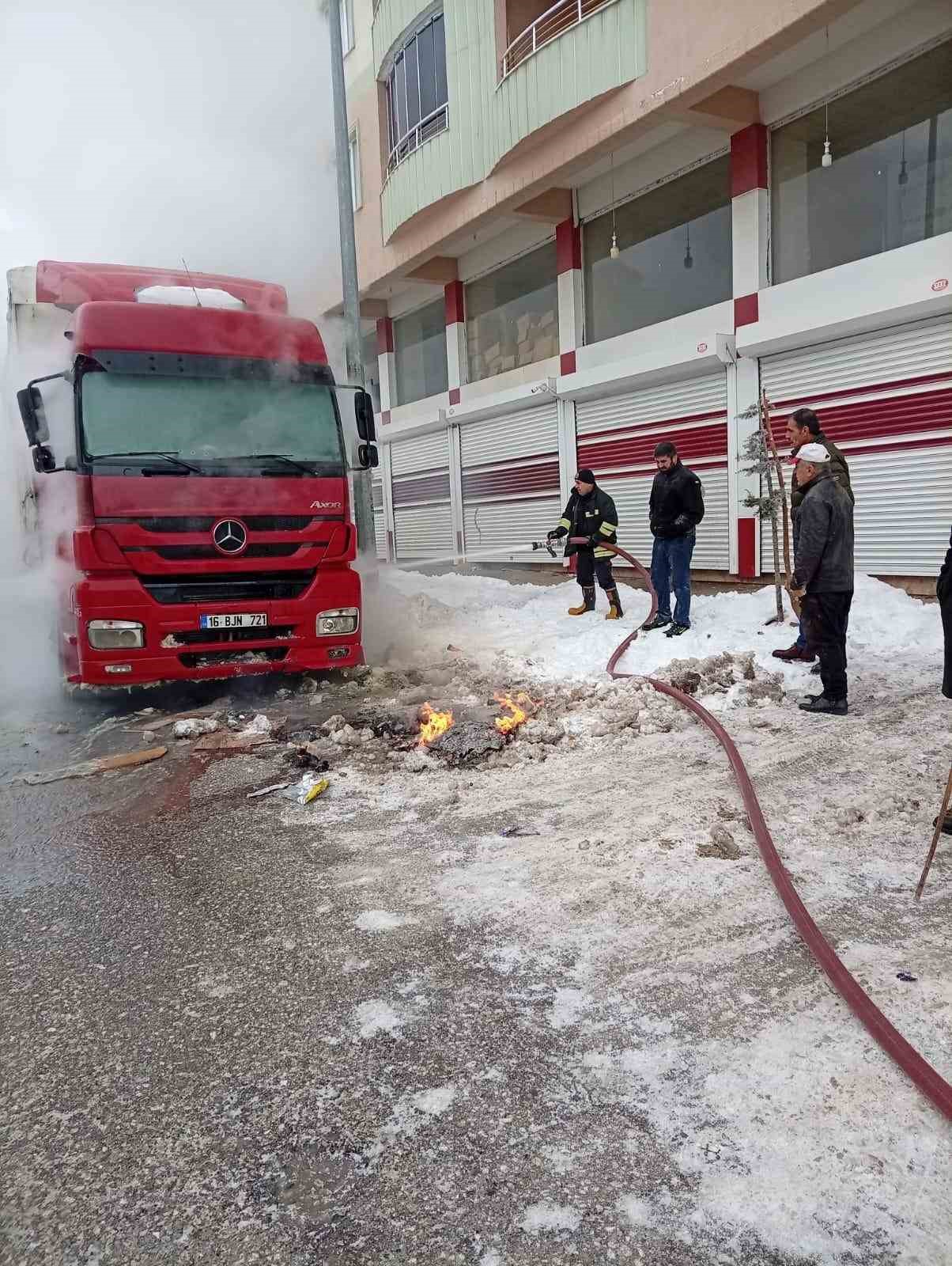Muş’ta park halindeki tırda yangın
