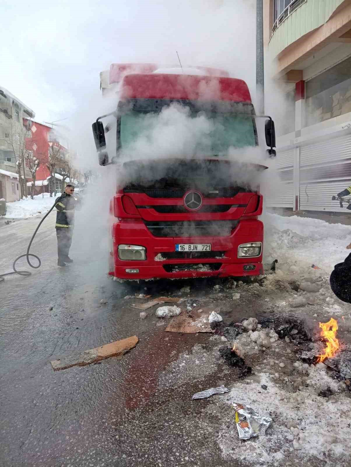 Muş’ta park halindeki tırda yangın
