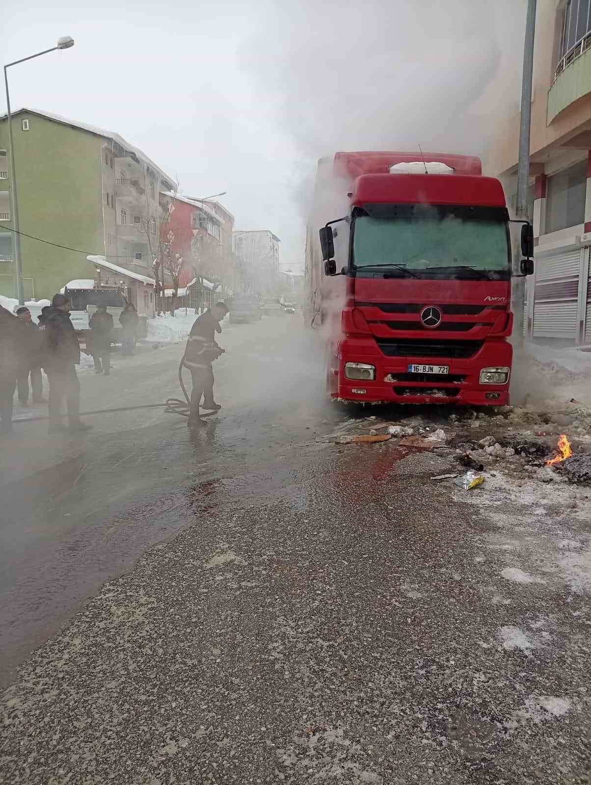 Muş’ta park halindeki tırda yangın
