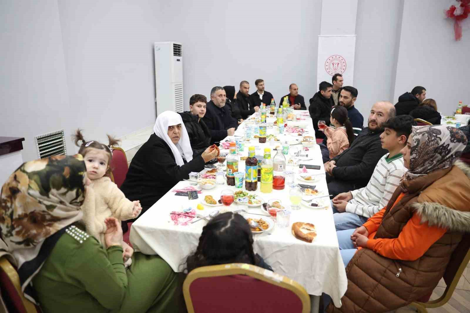 Muş’ta Ramazan’ın ilk iftarı şehit yakınları ve gazilerle yapıldı
