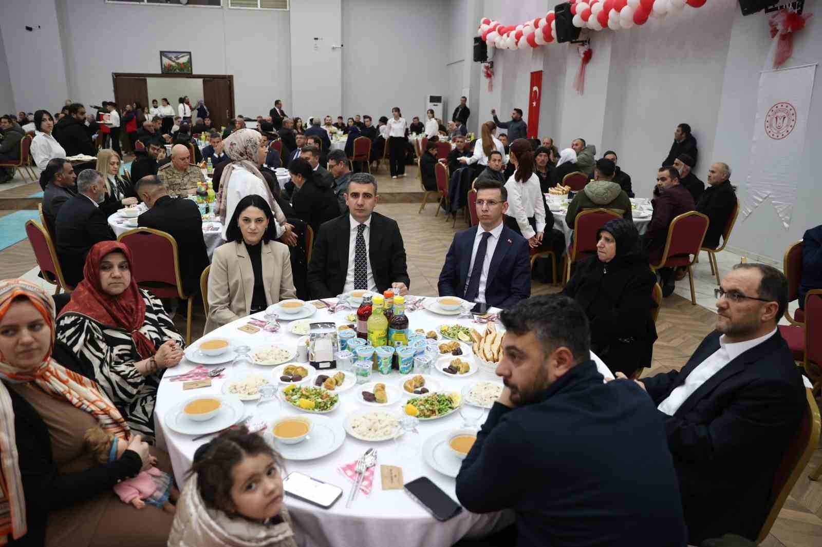Muş’ta Ramazan’ın ilk iftarı şehit yakınları ve gazilerle yapıldı
