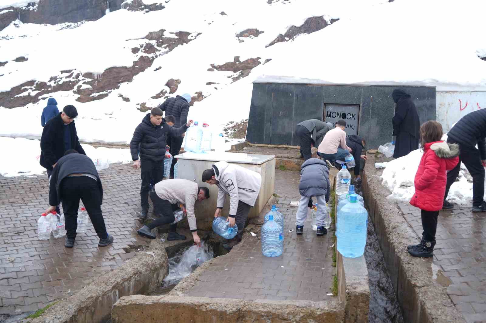Muş’ta şebeke suyunda bakteri tespit edildi, vatandaşlar çeşmelere akın etti
