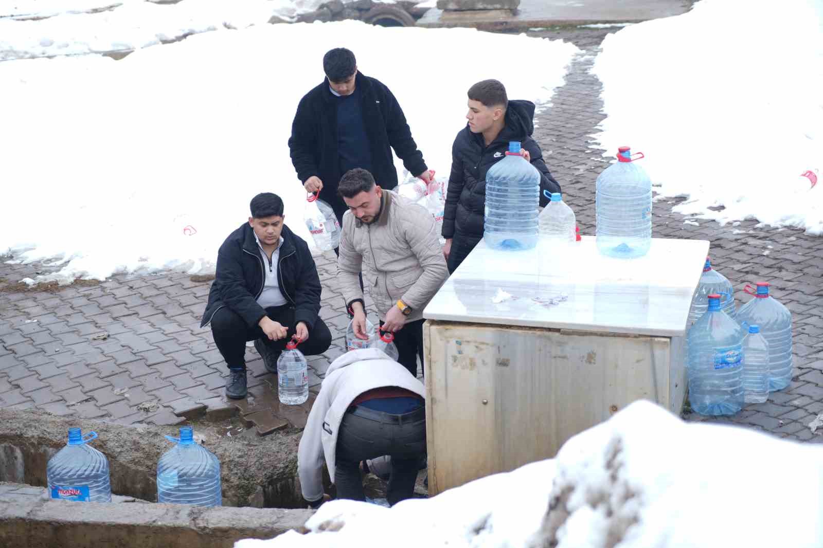 Muş’ta şebeke suyunda bakteri tespit edildi, vatandaşlar çeşmelere akın etti
