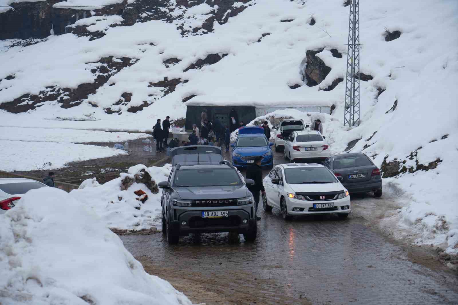 Muş’ta şebeke suyunda bakteri tespit edildi, vatandaşlar çeşmelere akın etti
