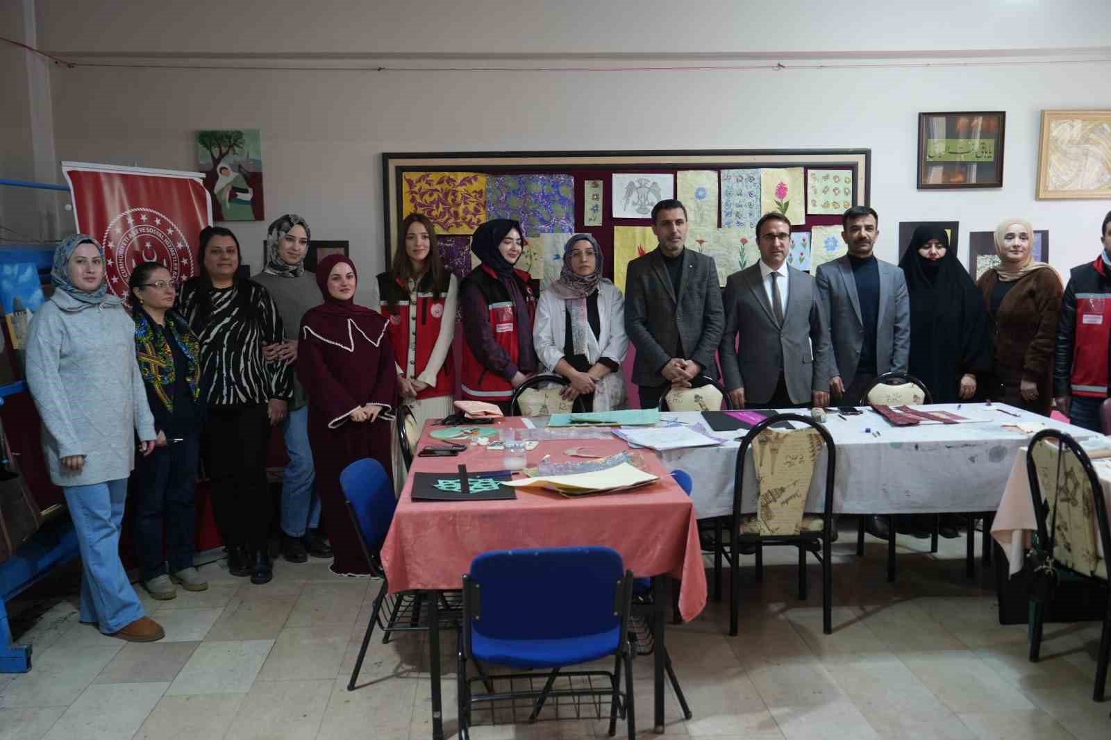 Muş’ta şehit yakınları ve gazilere yönelik ebru kursu yoğun ilgi gördü
