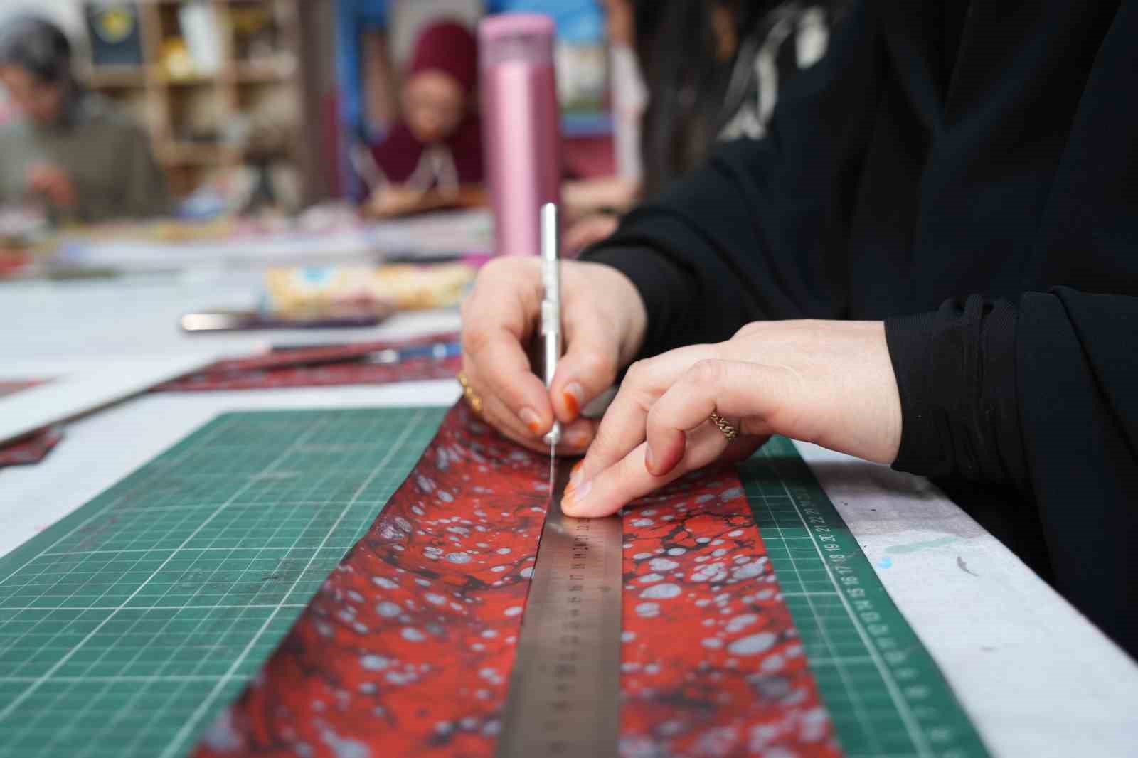 Muş’ta şehit yakınları ve gazilere yönelik ebru kursu yoğun ilgi gördü
