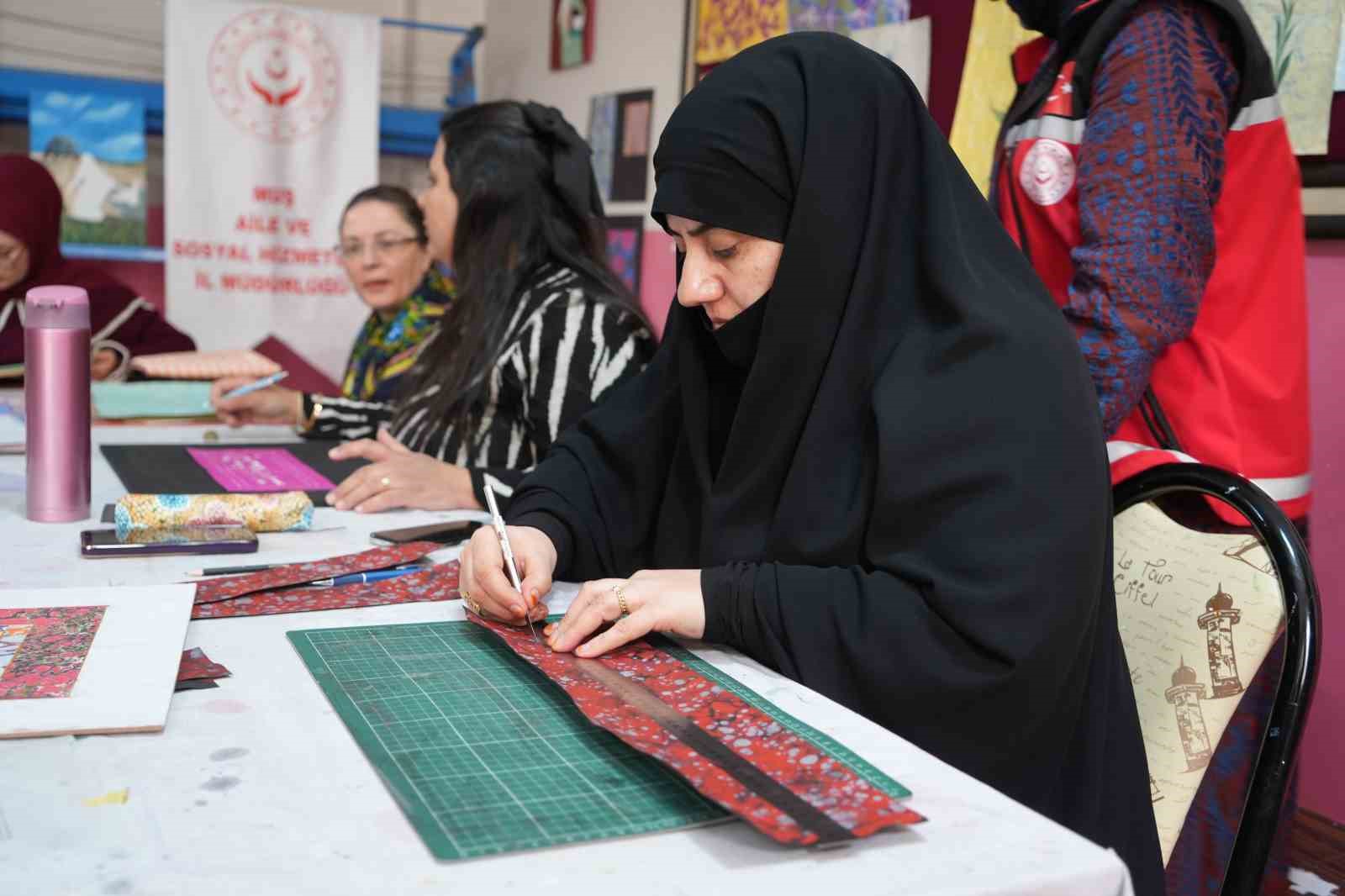 Muş’ta şehit yakınları ve gazilere yönelik ebru kursu yoğun ilgi gördü
