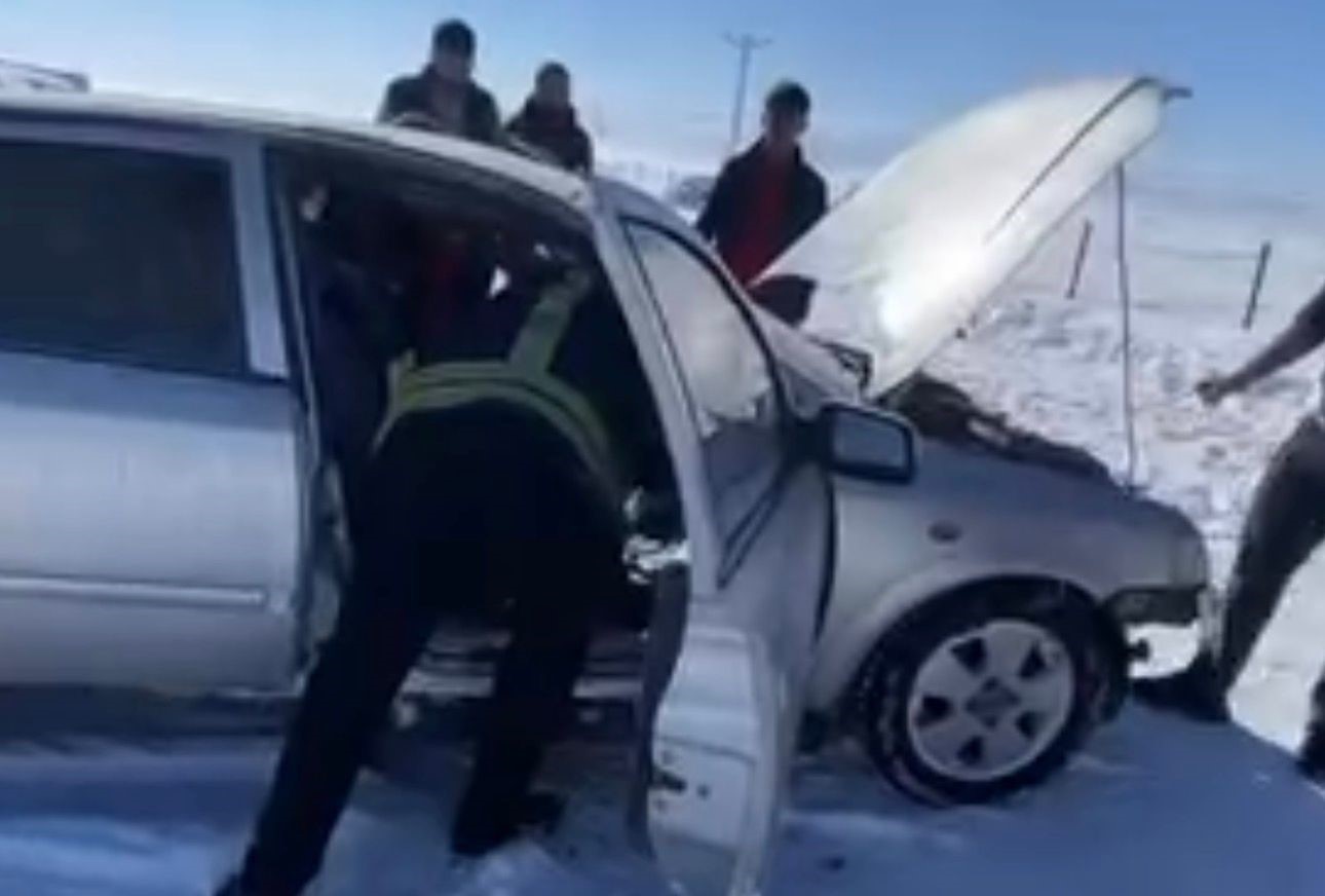 Muş’ta seyir halindeki otomobil alev aldı
