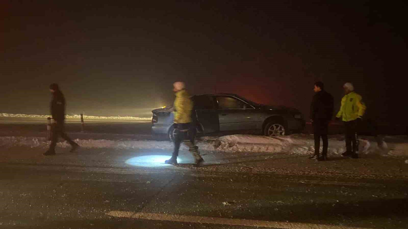 Muş’ta sis ve buzlanma kazaya neden oldu: Otomobil refüje çarptı
