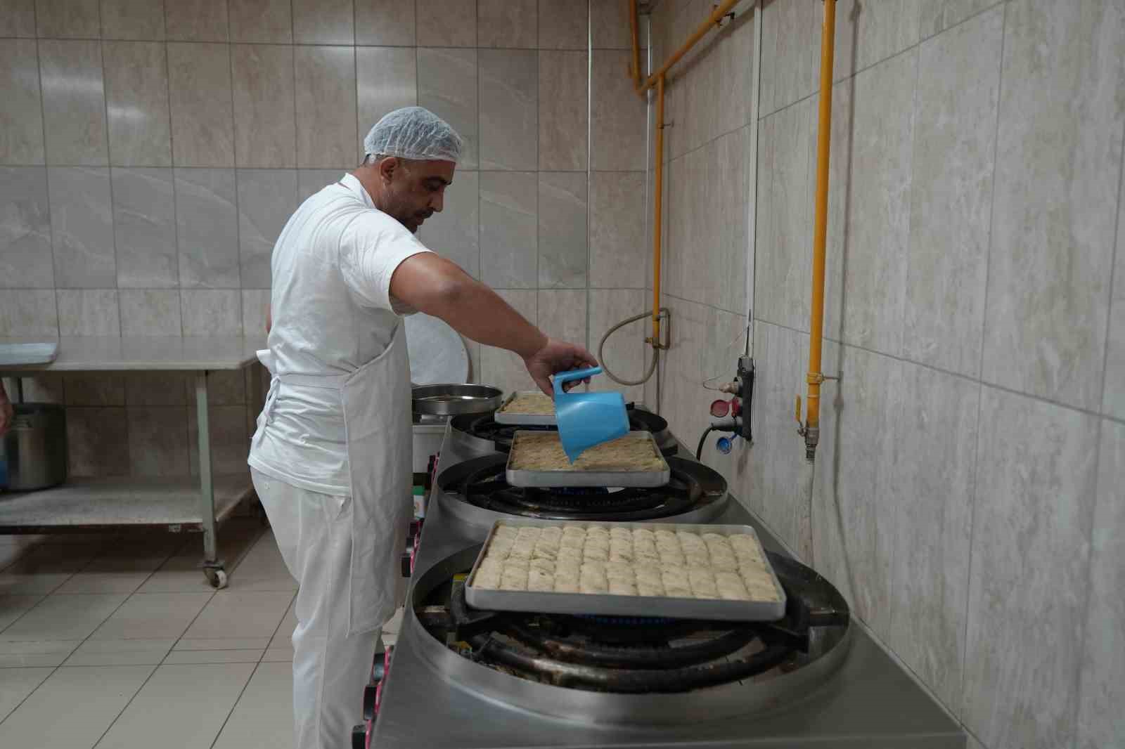 Muş’ta tatlıcıların yoğun bayram mesaisi
