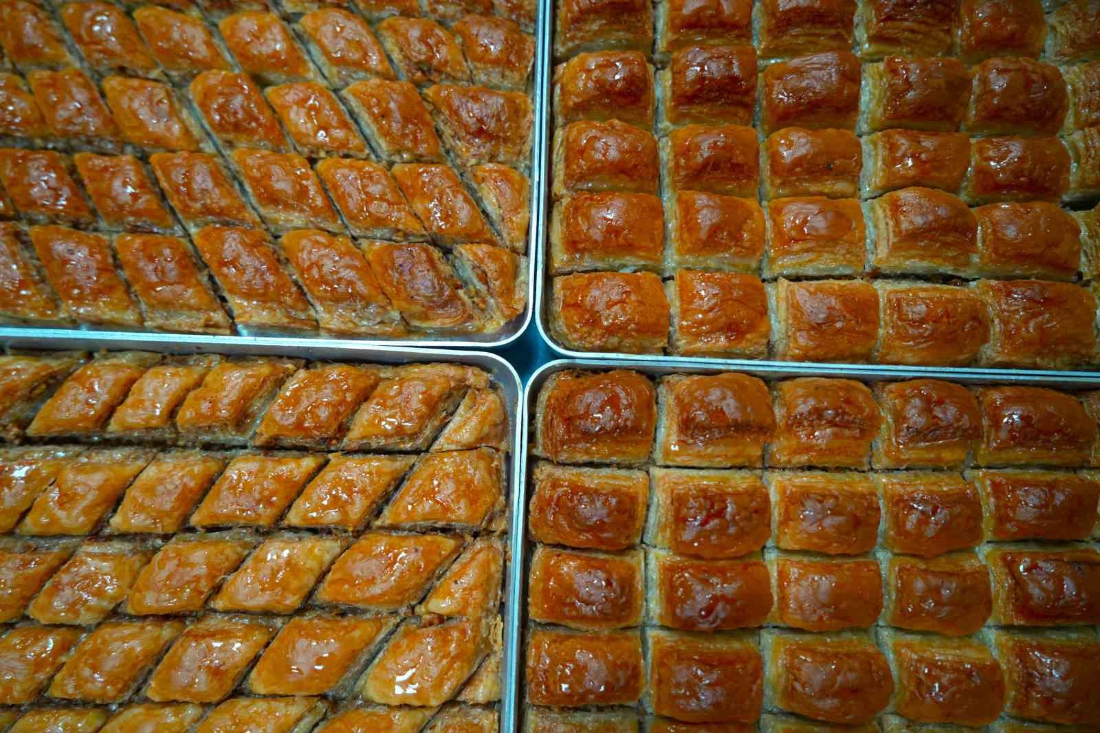 Muş’ta tatlıcıların yoğun bayram mesaisi
