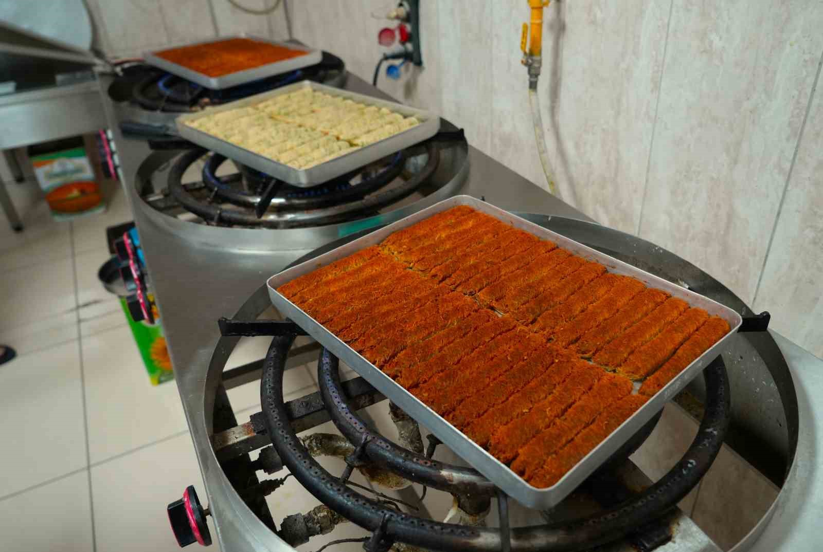 Muş’ta tatlıcıların yoğun bayram mesaisi
