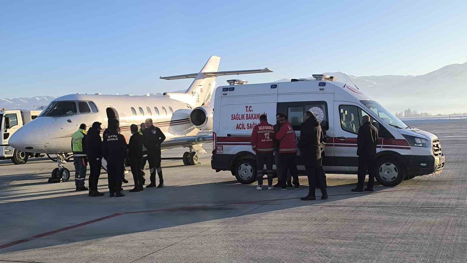 Muş’ta tedavi gören hasta, uçak ambulansla Ankara’ya nakledildi
