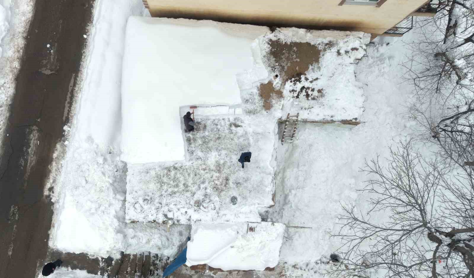 Muş’ta tek katlı evler kara gömüldü
