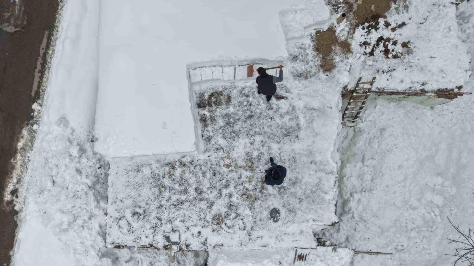 Muş’ta tek katlı evler kara gömüldü
