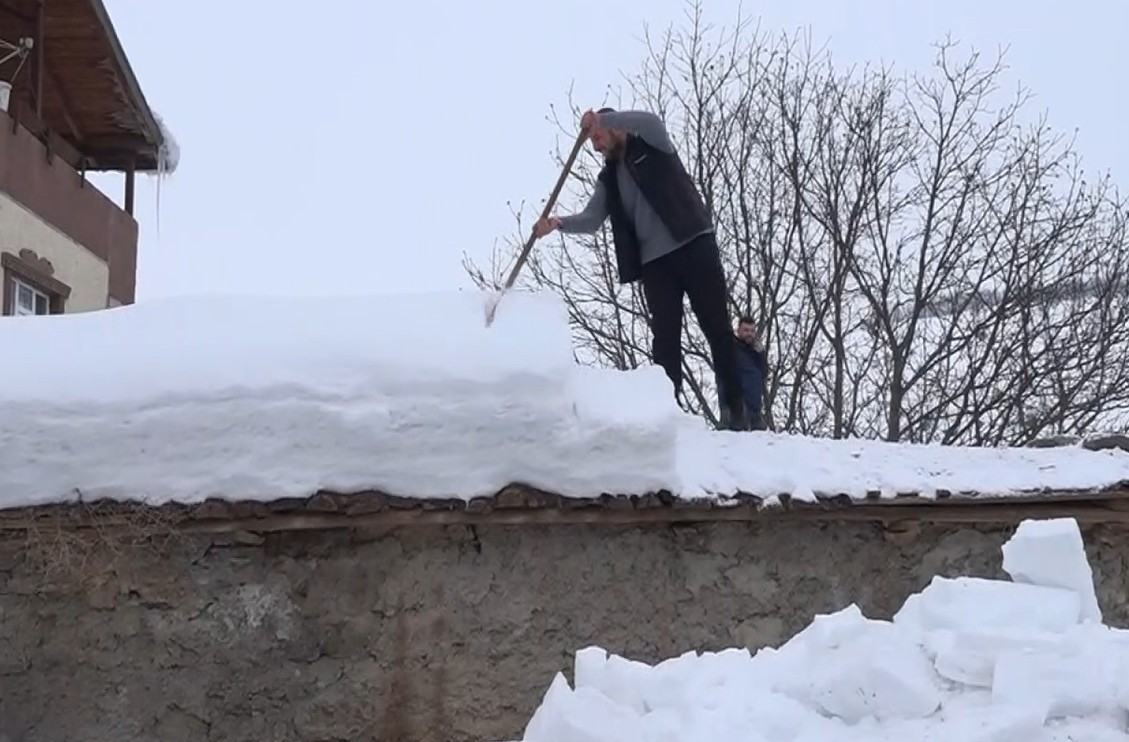 Muş’ta tek katlı evler kara gömüldü
