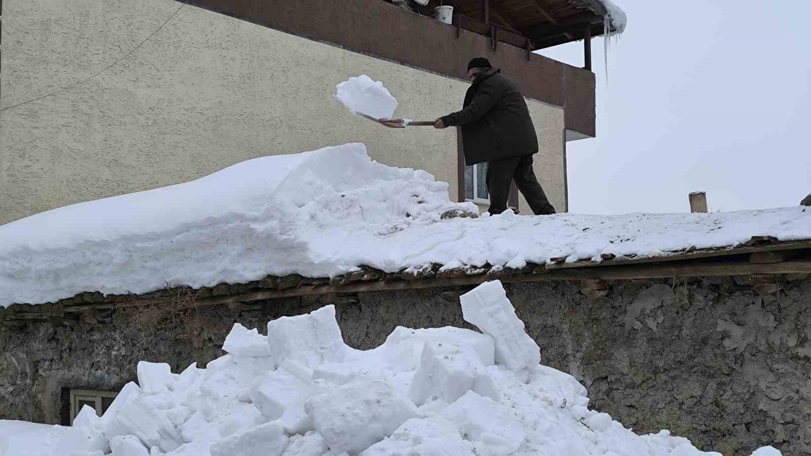 Muş’ta tek katlı evler kara gömüldü
