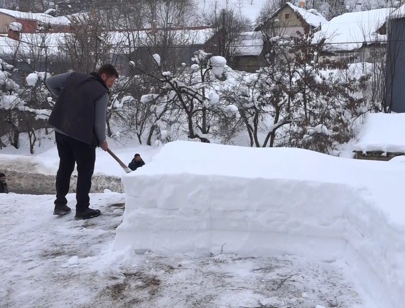 Muş’ta tek katlı evler kara gömüldü
