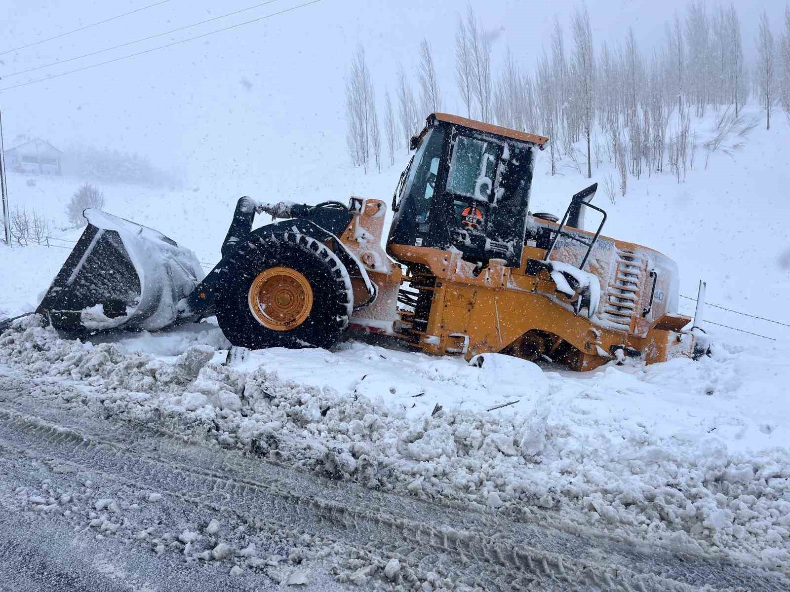 Muş’ta tır iş makinesine çarptı: 1 yaralı
