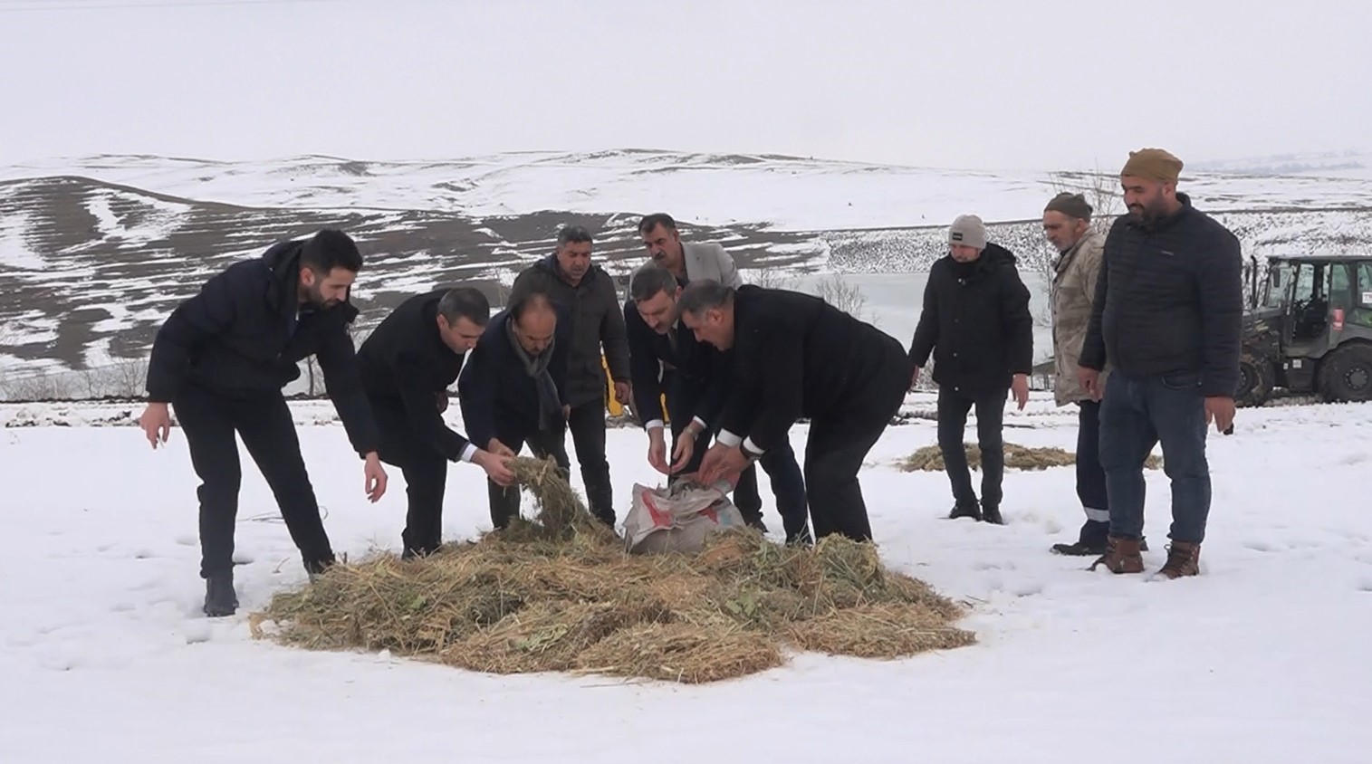 Muş’ta yaban hayatı için doğaya yem bırakıldı
