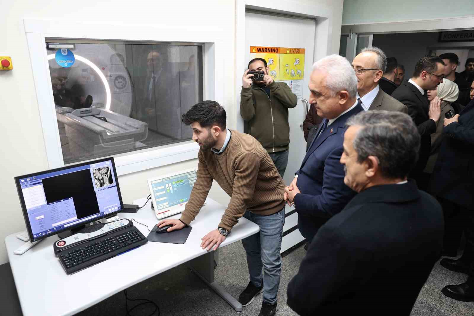 Muş’ta yapay zeka destekli MR cihazı hizmete girdi
Muş’ta yapay zeka destekli MR cihazı hizmete girdi
