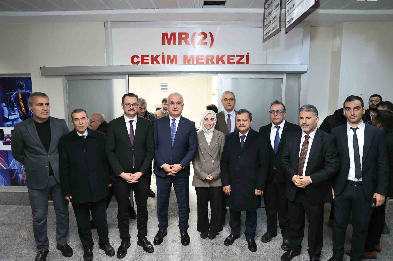 Muş’ta yapay zeka destekli MR cihazı hizmete girdi
Muş’ta yapay zeka destekli MR cihazı hizmete girdi