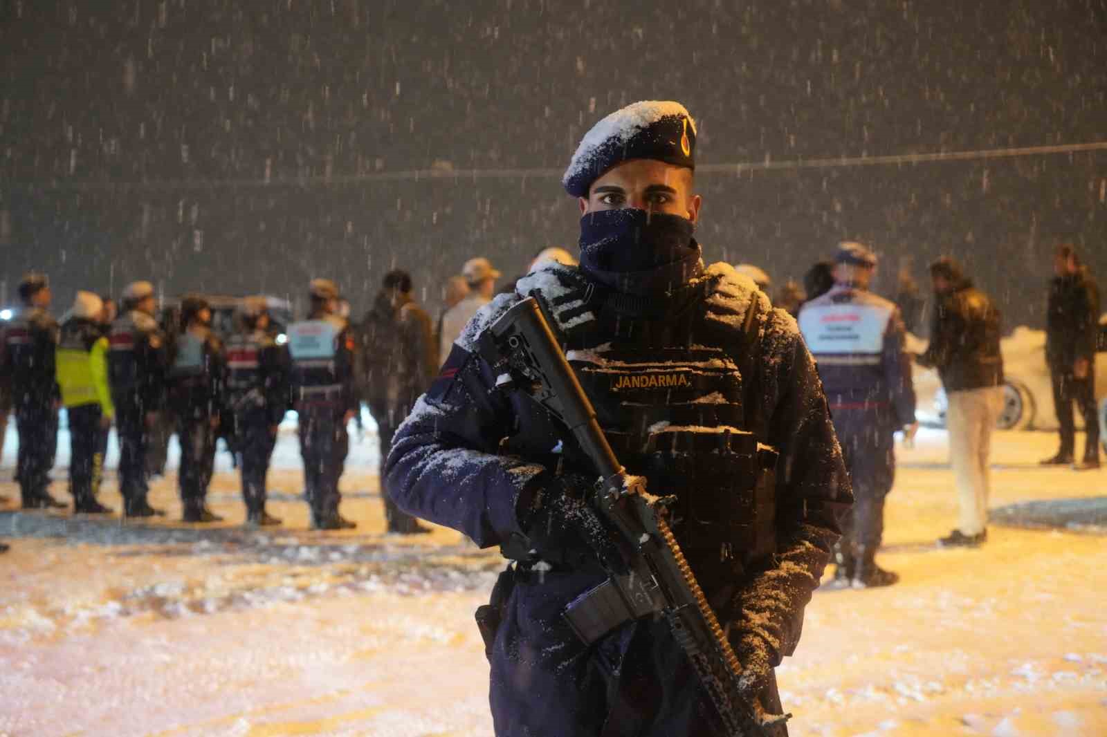 Muş’ta yeni yıl mesaisi: Vali Çakır sahadaki ekipleri ziyaret etti
