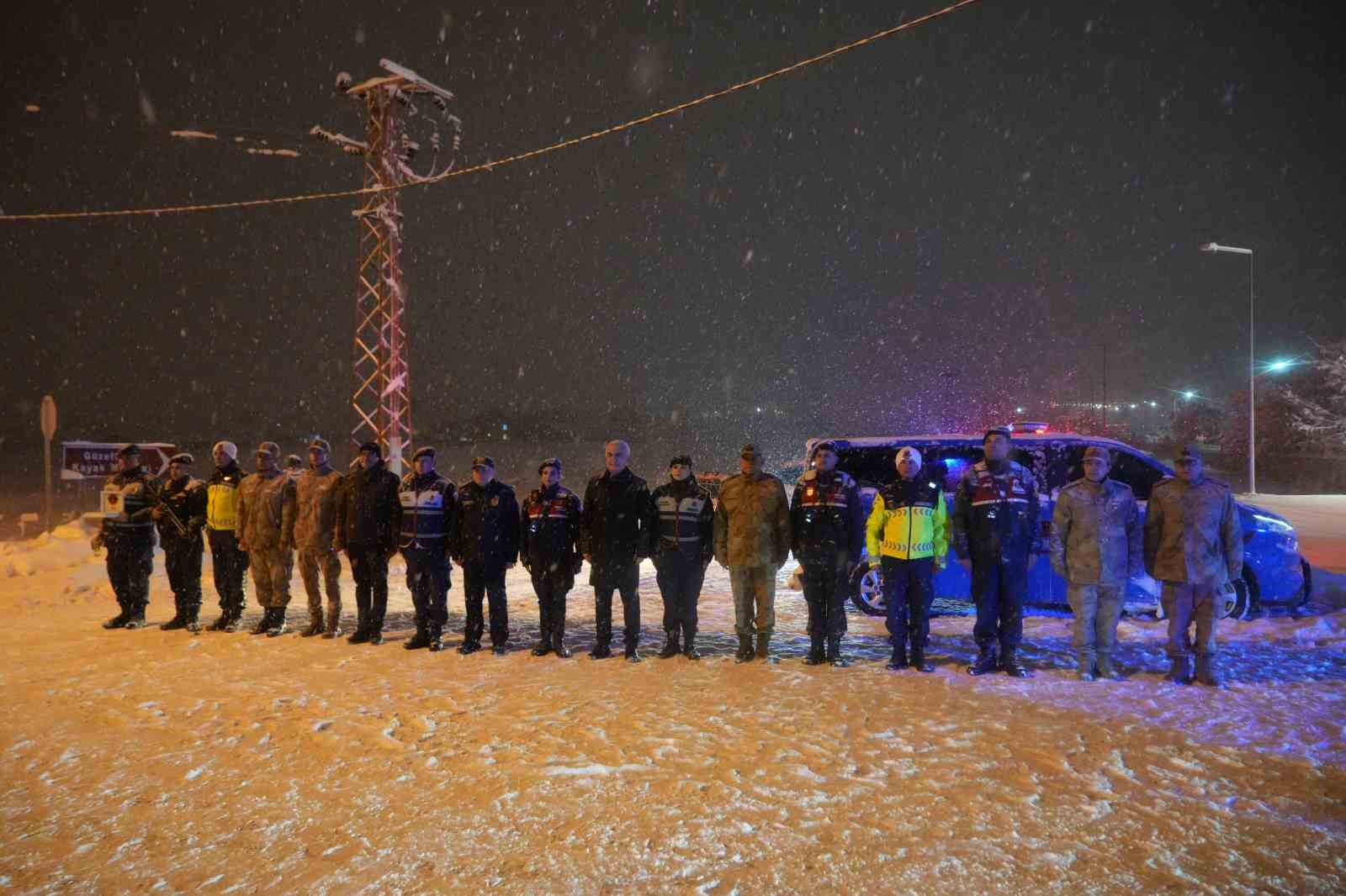 Muş’ta yeni yıl mesaisi: Vali Çakır sahadaki ekipleri ziyaret etti
