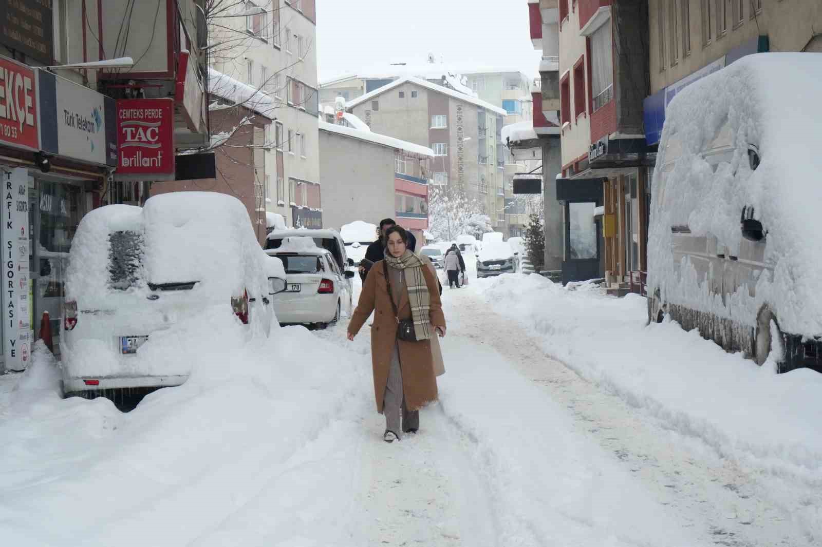 Muş’ta yoğun kar yağışı hayatı olumsuz etkiledi
Muş’ta yoğun kar yağışı hayatı olumsuz etkiledi