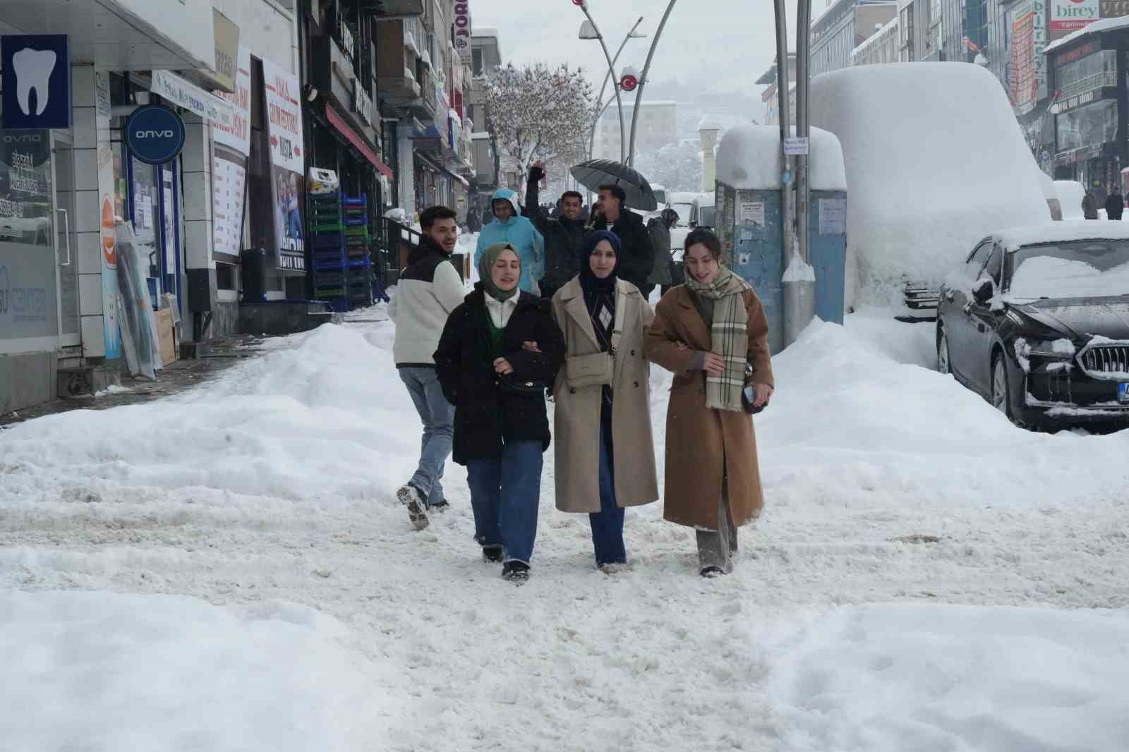 Muş’ta yoğun kar yağışı hayatı olumsuz etkiledi
Muş’ta yoğun kar yağışı hayatı olumsuz etkiledi