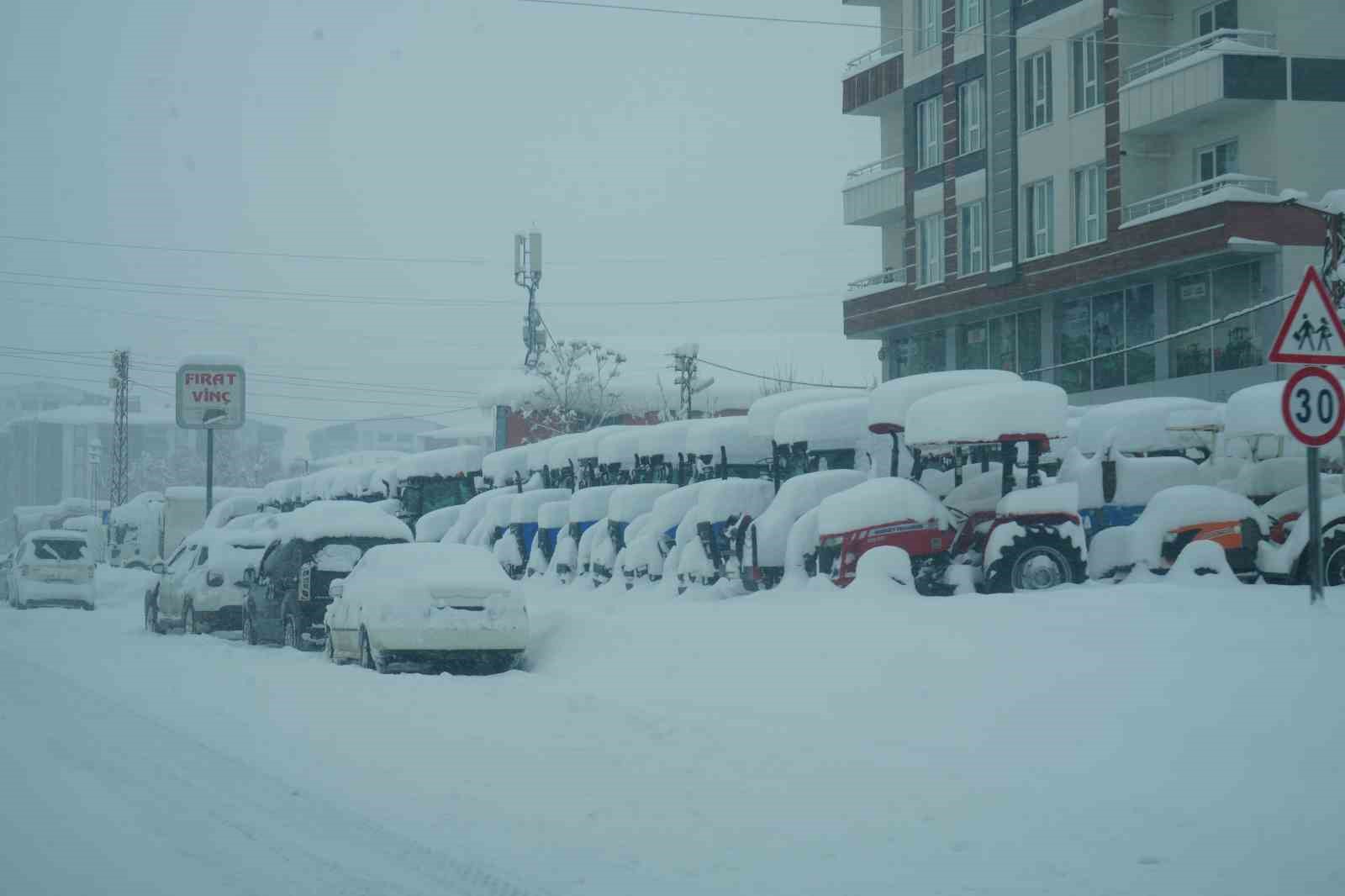 Muş’ta yoğun kar yağışı hayatı olumsuz etkiledi
Muş’ta yoğun kar yağışı hayatı olumsuz etkiledi