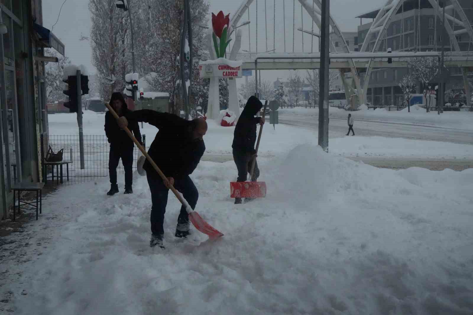 Muş’ta yoğun kar yağışı hayatı olumsuz etkiledi
Muş’ta yoğun kar yağışı hayatı olumsuz etkiledi