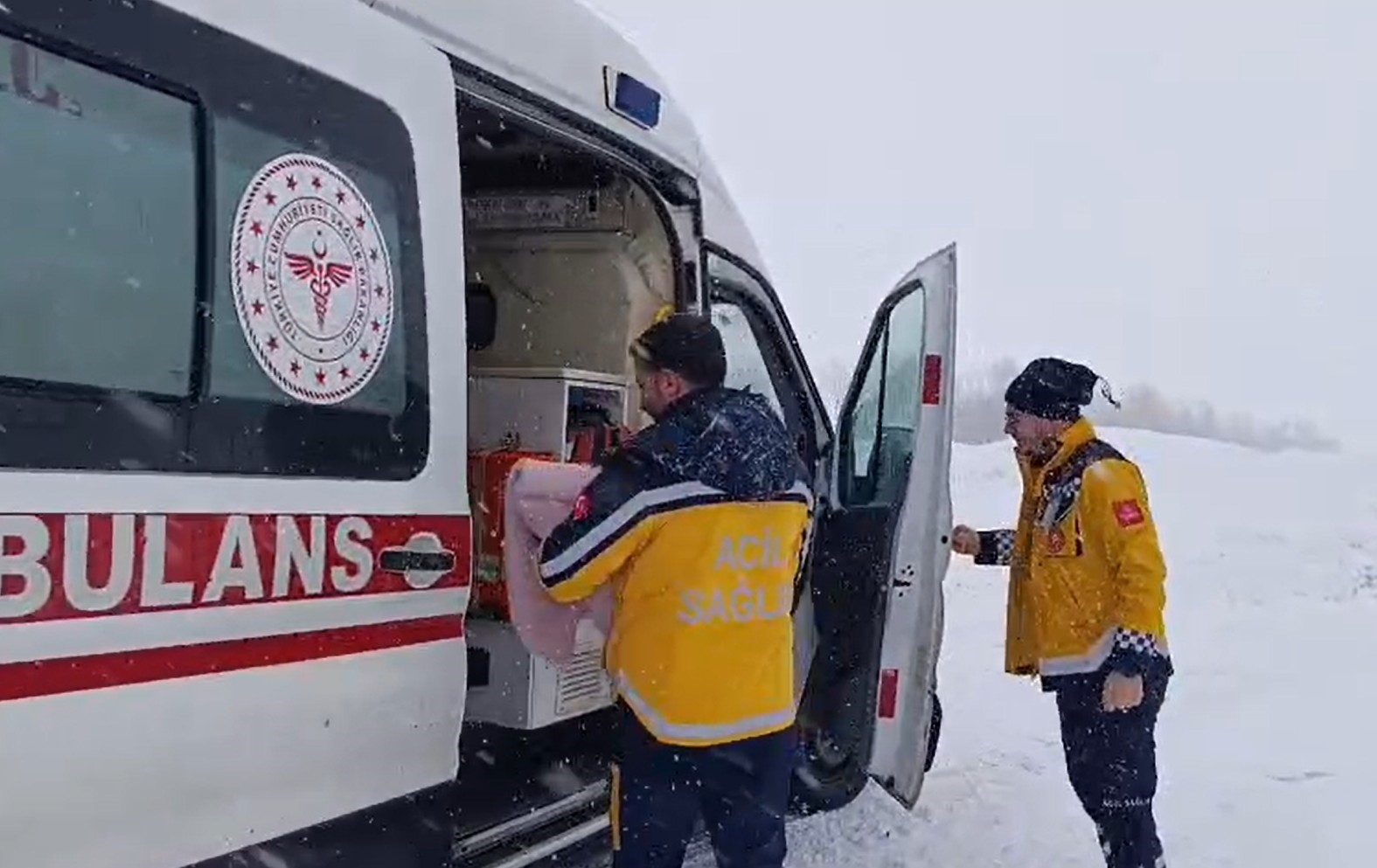 Muş’ta yolcu otobüsü kayarak yoldan çıktı
