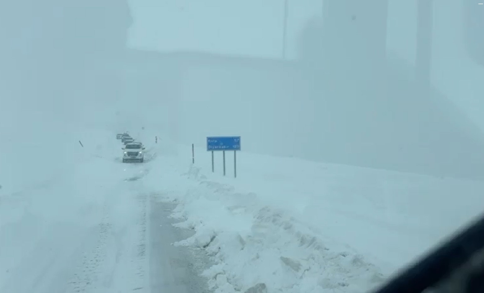 Muş’ta yolcu otobüsü kayarak yoldan çıktı
