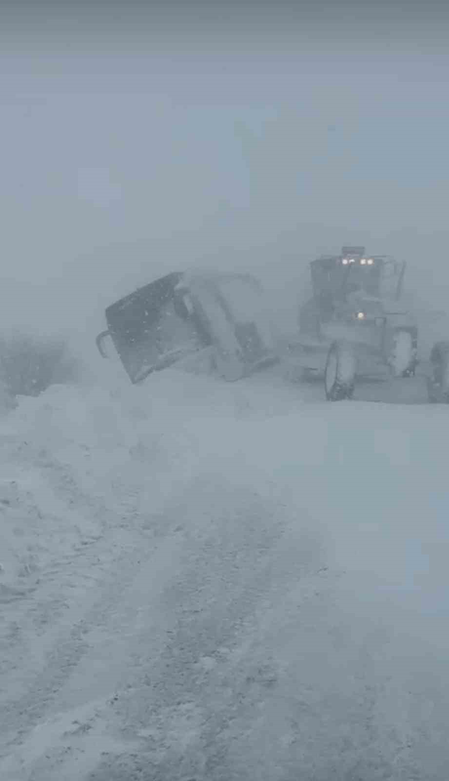 Muş’ta yolcu otobüsü kayarak yoldan çıktı
