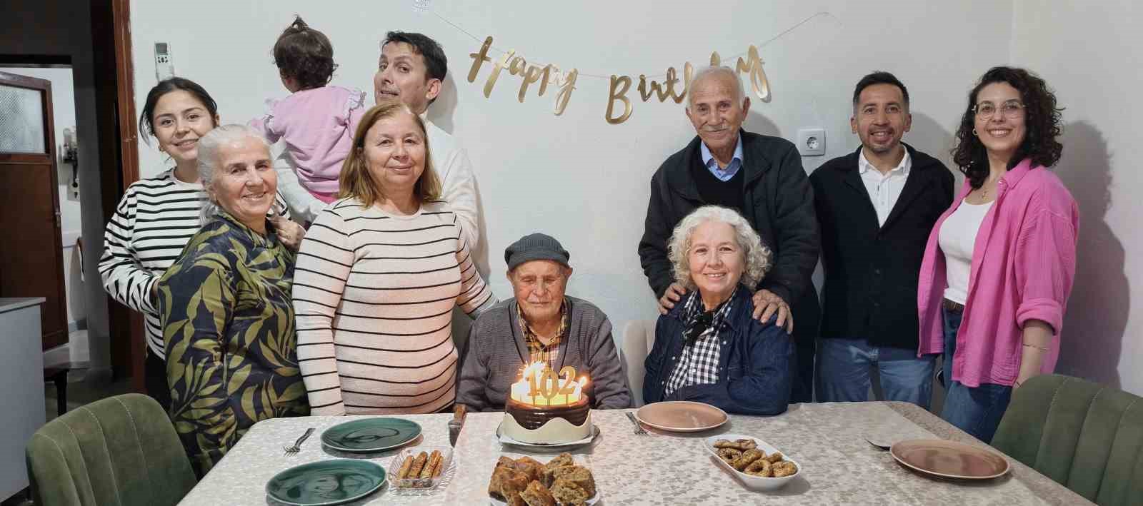 Mustafa dede, 102’nci yaş gününü çocukları ve torunlarıyla kutladı
Mustafa dede, 102’nci yaş gününü çocukları ve torunlarıyla kutladı